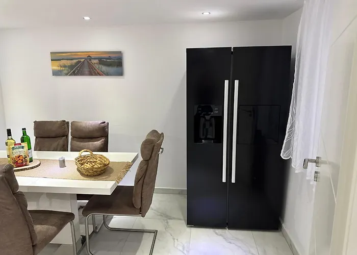 Casa vacanze M B Homes Lauterstein 8 *